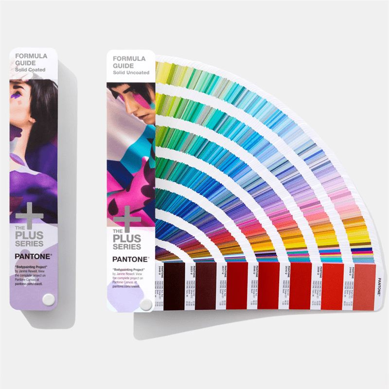 IAAPA Expo Europe 2021'de sergilenen Pantone formül kılavuzu, hem kuşe hem de kaplanmamış kağıt için bir dizi renk örneğini sergiliyor.