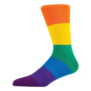 Un vibrante, multicolor, colorido y cómodo calcetín de gimnasio rasgado Rainbow con rayas horizontales de arcoíris mostradas sobre un fondo blanco.