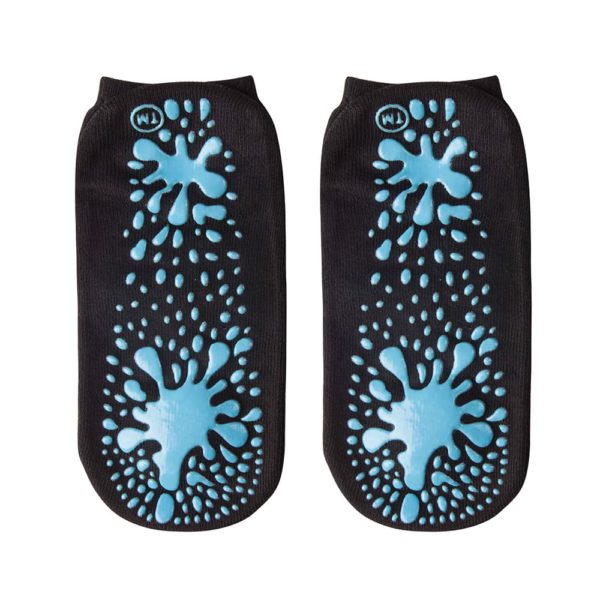 Pár čiernych veľkoobchodných trampolínových ponožiek Promotex s modrými protišmykovými vzormi priľnavosti v tvare chodidiel na podrážkach.
