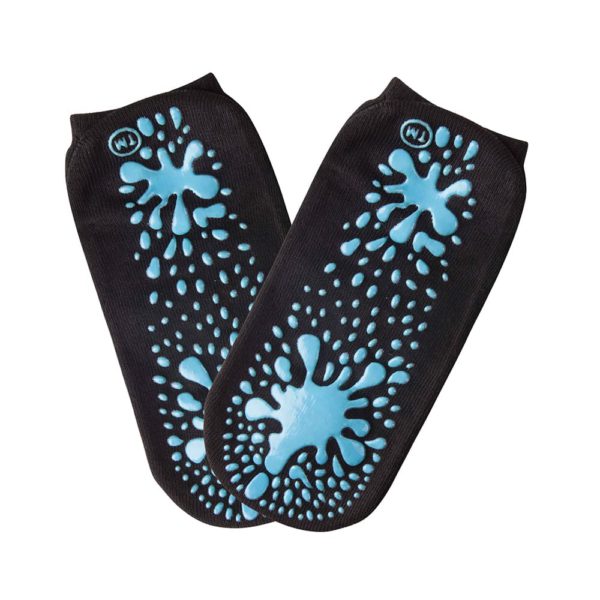 Un par de calcetines de trampolín Promotex al por mayor negros con patrones de agarre antideslizantes azules en las suelas, ideales para actividades de trampolín.