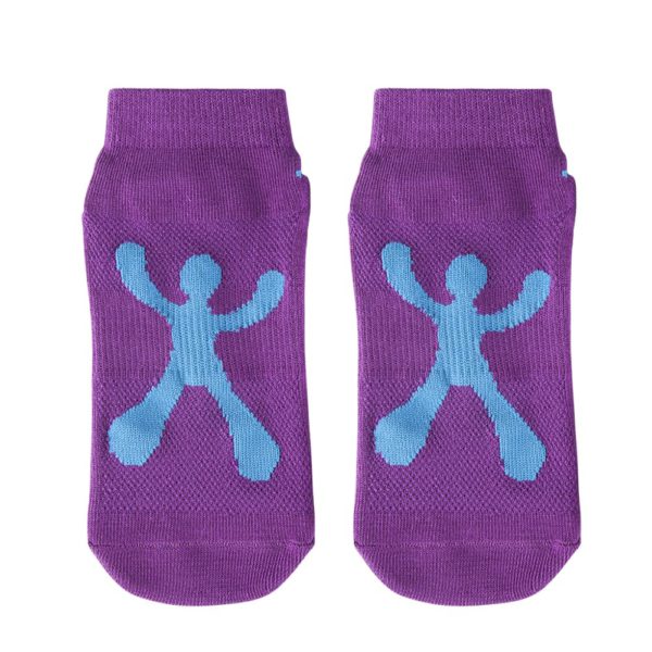 Pár fialových vodotesných trampolínových ponožiek s modrým vzorom panáčikov.