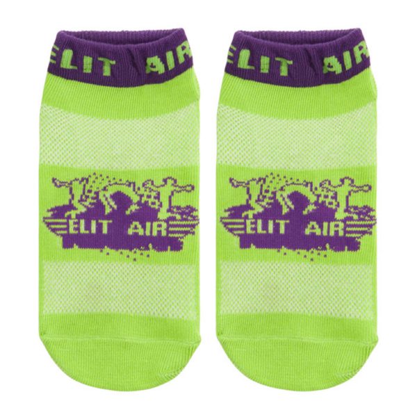 Un par de calcetines tobilleros de color verde lima y morado con el texto "Best Trampoline Socks Wholesale" tejido en el diseño.