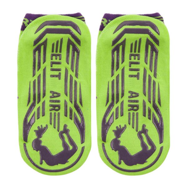 Une paire de gants de gardien de but vert fluo et violet avec des textures d'adhérence imprimées et la marque Best Trampoline Socks Wholesale.