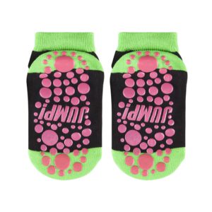 Pár čiernych a zelených outdoorových trampolínových ponožiek s ružovými bodkami a vzormi priľnavosti.