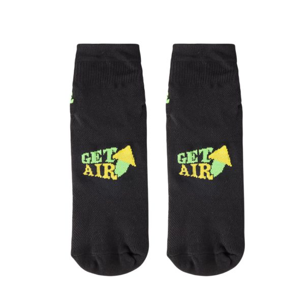 Um par de meias de trampolim antiderrapantes em preto com o texto "get air" e uma seta amarela em cada uma.