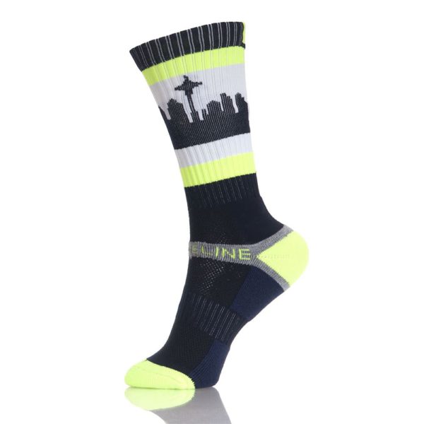 Eine einzelne günstige individuelle Socke mit einem City-Skyline-Design und Neonakzenten vor einem weißen Hintergrund.