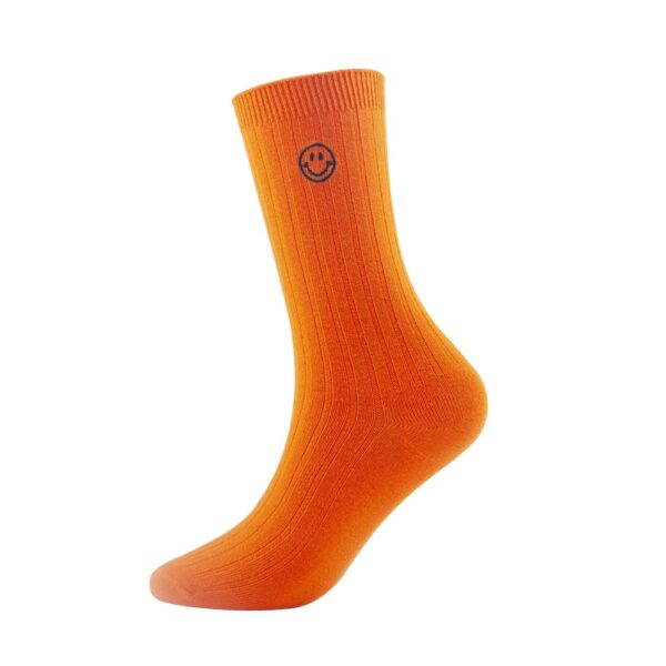 Oranje op maat geborduurde sokken met een smiley-embleem tegen een witte achtergrond.
