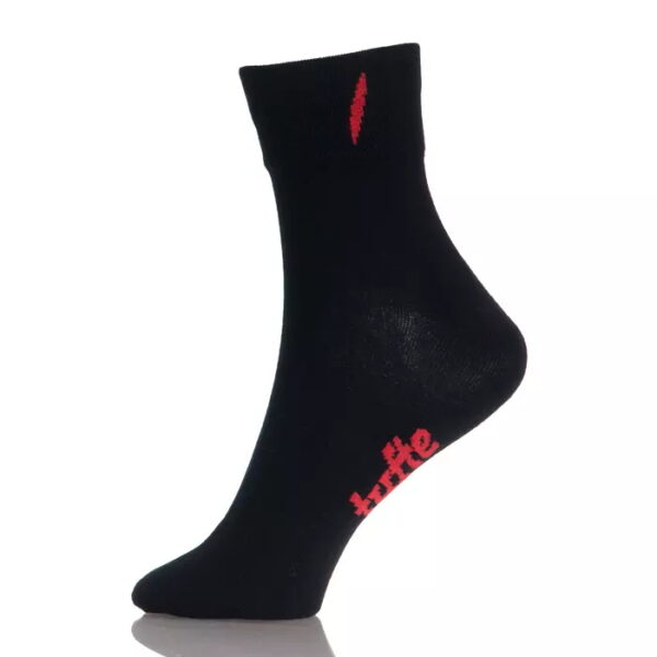 Fekete egyedi márkás zokni piros logóval.