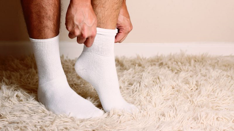 Kleidung und Schuhe, die mit feuchtigkeitsableitenden Socken kombiniert werden können