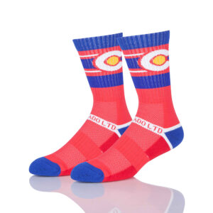 Zwei Sinoknit Sports Crew Socken in Rot und Blau. Lebendiges Design mit gelbem Kreis und rotem Ring.