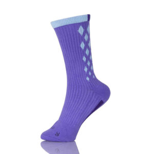 Enkele paarse polyester Custom Running Sock met lichtblauw ruitpatroon bij de bovenkant. Licht gebogen bij de enkel. Unisex.