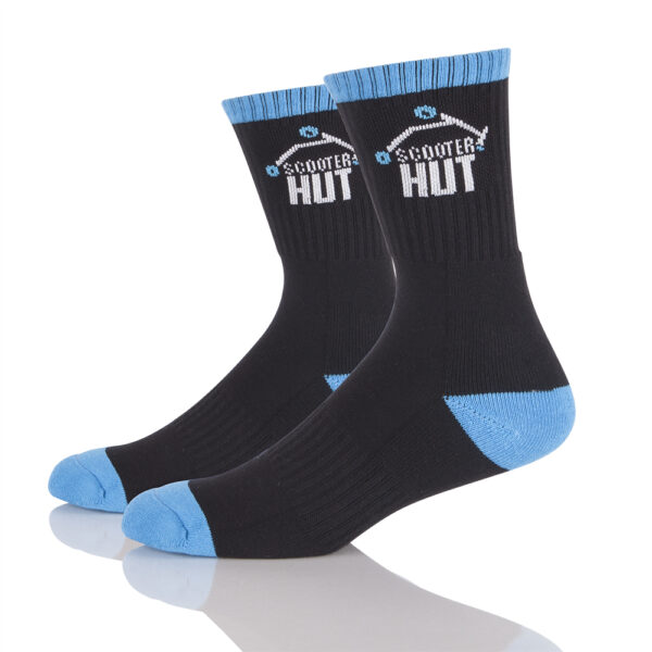 Calcetines negros con detalles en azul y texto "SCOOTER HUT" y gráfico de scooter. Personalizables y elegantes para hombres y mujeres de Sinoknit.