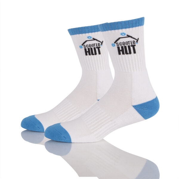 Anpassbare weiße Socken mit blauen Zehen, Fersen und Bündchen, mit dem „Scooter Hut“-Logo. Stilvolles und bequemes Design.