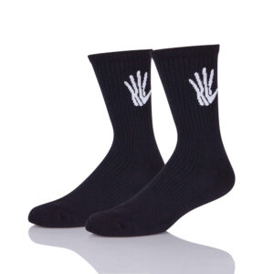 Schwarze Sportsocken mit weißem Hand-Emblem auf weißem Hintergrund.