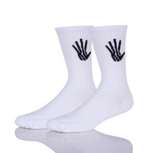 Chaussettes blanches avec logos de mains noires sur les côtés, debout avec un reflet élégant sur une surface brillante.