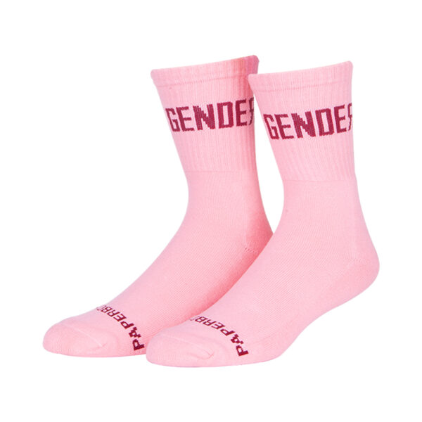 Socken von Pink Company mit rot aufgesticktem „GENDER“ an den Knöcheln und „PAPER“ an den Zehen.