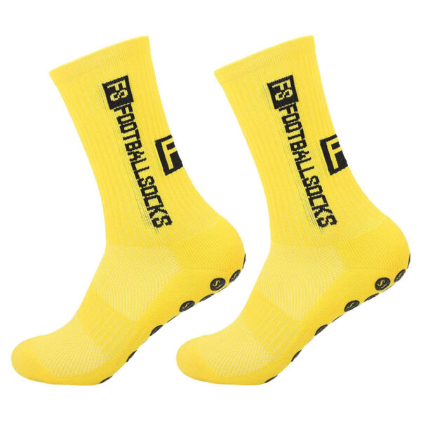 Tất đá bóng màu vàng với dòng chữ "F3 Football Socks" màu đen và đế chống trượt thể hiện hiệu suất tuyệt vời.