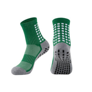 Deux chaussettes de sport personnalisées Sinoknit vertes et grises avec semelles coussinées et poignées antidérapantes sont exposées, l'une verticale, l'autre montrant la semelle.