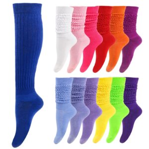 Un'esposizione di 14 calzini Sinoknit Slouch Socks da donna in colori assortiti. Questi calzini alla moda alti fino al ginocchio aggiungono stile a qualsiasi outfit.