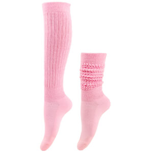 Dos calcetines holgados de color rosa para mujer: el izquierdo es de canalé hasta la rodilla y el derecho es de punto fruncido hasta media pantorrilla.