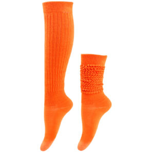 Dos calcetines naranjas: uno acanalado hasta la rodilla y otro fruncido hasta media pantorrilla. *Calcetines gruesos holgados* para mujeres y niñas, con las secciones del pie visibles y en posición vertical.