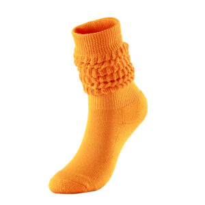 Dzeltenas rievotas zeķes ar biezu aproci stāv vertikāli uz balta fona, atgādinot omulīgās Thick Slouch Socks.