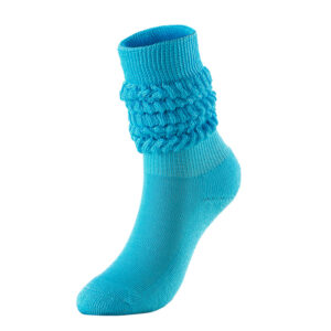 Μια φωτεινή μπλε κάλτσα Sinoknit Slouch από τη συλλογή Women Scrunch Socks εμφανίζεται σε λευκό φόντο με ανάγλυφο αστράγαλο και ραβδωτή μανσέτα.