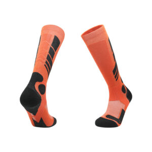 Calcetines deportivos de invierno por encima de la pantorrilla de color naranja intenso con motivos geométricos negros para hombres y mujeres, mostrados desde un lado y desde atrás. Elegantes y funcionales.