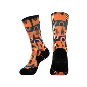 Οι Sinoknit Custom Design Socks έχουν ένα πορτοκαλί και μαύρο αφηρημένο σχέδιο σε λευκό, ιδανικό για εξατομικευμένα δώρα.