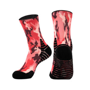 Présentation des chaussettes personnalisées : camouflage rouge, rose et noir avec des accents noirs. Des cadeaux personnalisés parfaits pour tout le monde !