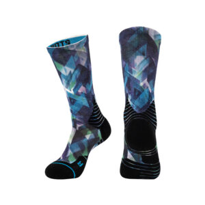 Chaussettes d'équipage multicolores avec des motifs abstraits et des accents noirs, idéales comme cadeaux gag personnalisés pour les amis.