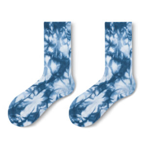 Calcetines tie-dye azules y blancos de Sinoknit, con parte superior acanalada, expuestos uno al lado del otro sobre un fondo blanco.