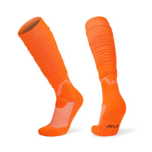 Chaussettes de sport montantes orange vif avec texture côtelée et soutien de la voûte plantaire, présentées sur un fond blanc. Mélange parfait de style et de confort.