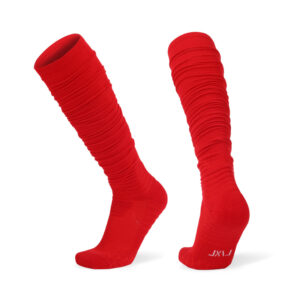 Zwei rote, kniehohe Sinoknit Best Baseball-Socken mit gerippter Struktur und gepolsterten Sohlen, aufrecht auf weißem Hintergrund präsentiert.