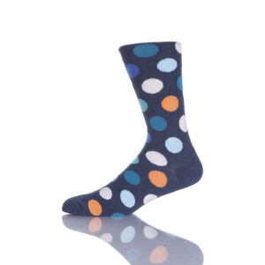 Kaus kaki biru tua dengan motif polkadot biru, oranye, dan putih ditampilkan dalam posisi tegak. Kaus Kaki Pernikahan Kustom Sinoknit menambah keceriaan di hari istimewa Anda.