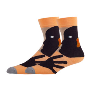 Calcetines de color naranja y negro con diseños abstractos de caras, ojos y manos: perfectos para añadir un toque creativo a cualquier atuendo.