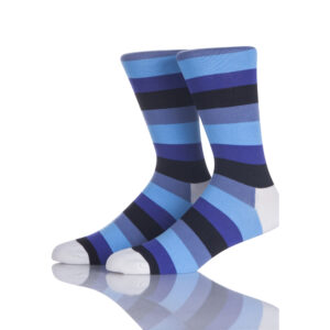 Chaussettes de marié Sinoknit avec rayures bleues sur une surface réfléchissante, parfaites pour ajouter du style à n'importe quel mariage ou enterrement de vie de garçon.