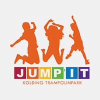 Logo of Jump'it Kolding Trampolinpark: three orange figures jumping, colorful block letters spelling "JUMP' IT.