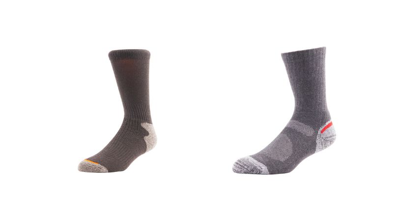 Deux chaussettes sur fond blanc : l'une marron foncé avec du beige, l'autre grise avec des accents rouges. Évacuation de l'humidité pour garder les pieds au sec toute la journée.