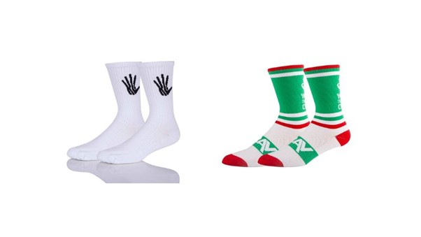 ถุงเท้า 2 คู่: สีขาวพิมพ์ลายสีดำ และลายเรขาคณิตสีแดง/เขียว/ขาว เหมาะสำหรับขายส่ง