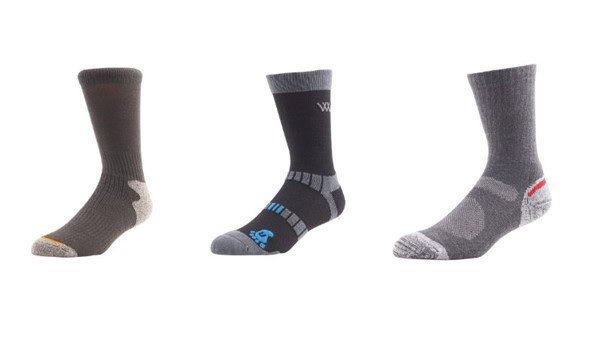 Tres pares de calcetines grises con diseños y patrones únicos.