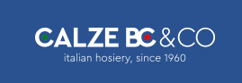 Logo Calze BC & CO: "kaos kaki Itali sejak 1960" berwarna biru, menyerlahkan legasi mereka yang dihormati dalam pembuatan stokin.