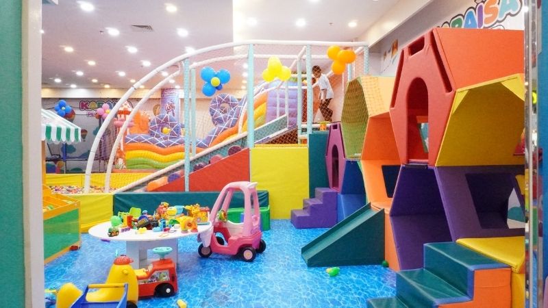 Bright indoor children's playground with colorful climbing structures, slides, and play areas designed for kids' fun and activity. Perfect for birthday parties and family entertainment at Deepblue.